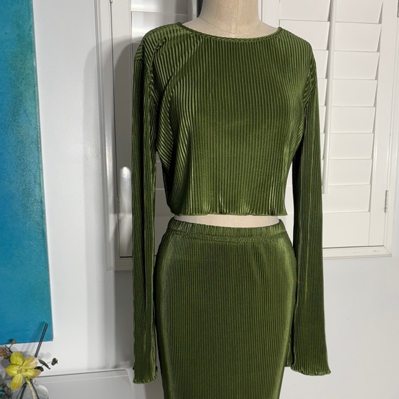 Elegant Olive Green Skirt Set - Picture 2 of 7